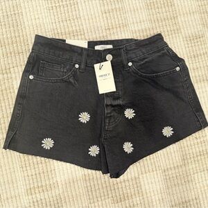 BNWT forever 21 Black Denim Shorts with Daisy Embroidery